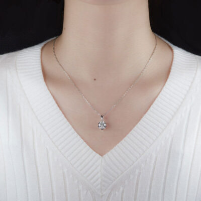 2.0ct Moissanite Flower Pendant